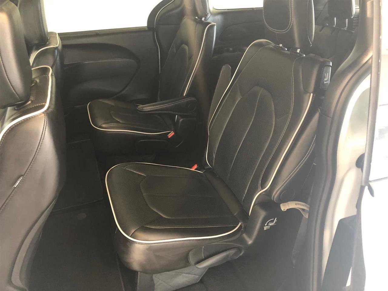 Used 2025 Chrysler Pacifica Limited image 10