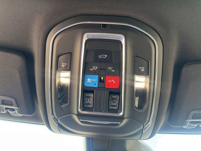 Used 2022 Jeep Grand Cherokee Altitude AWD/4WD image 31