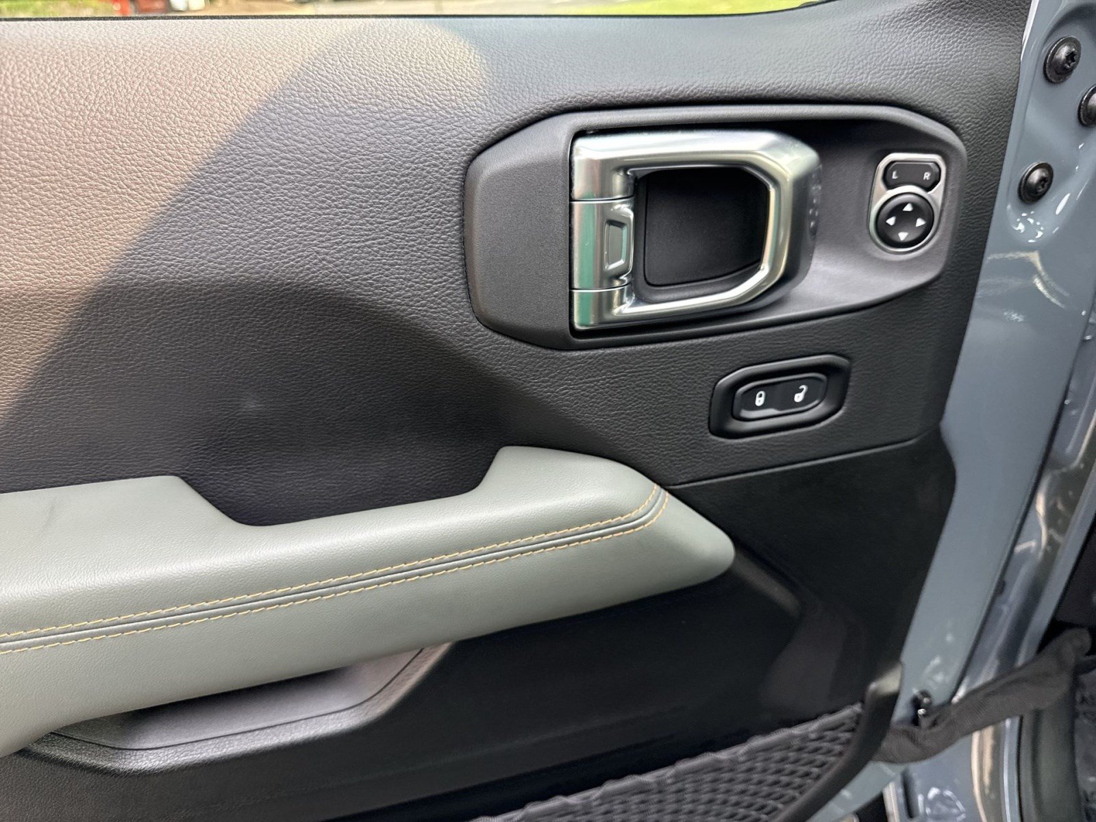 Used 2025 Jeep Gladiator Mojave AWD/4WD image 15