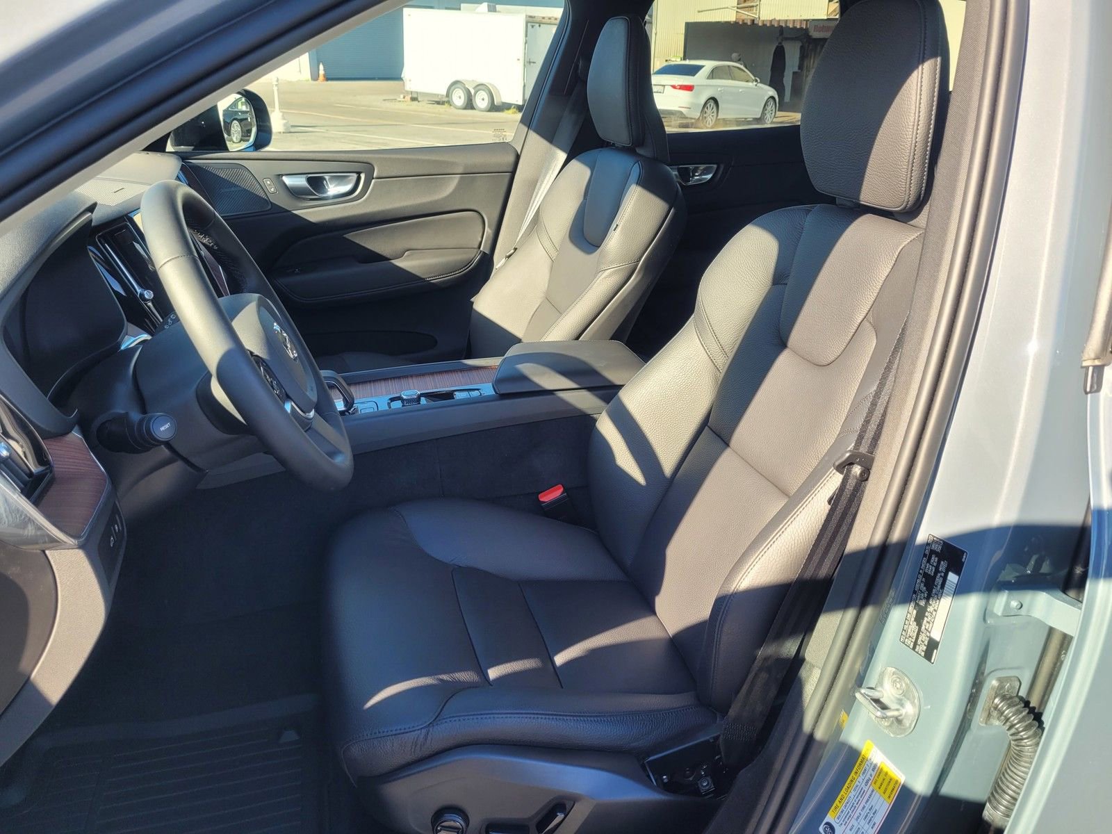 Used 2024 Volvo XC60 T8 Plus w/ Climate Package image 9