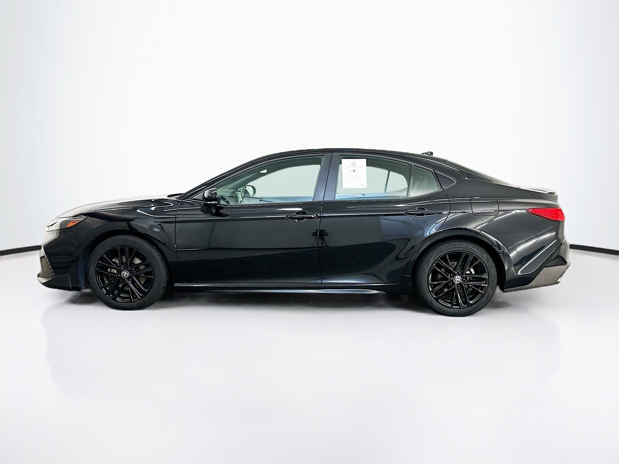 Used 2025 Toyota Camry SE FWD image 4