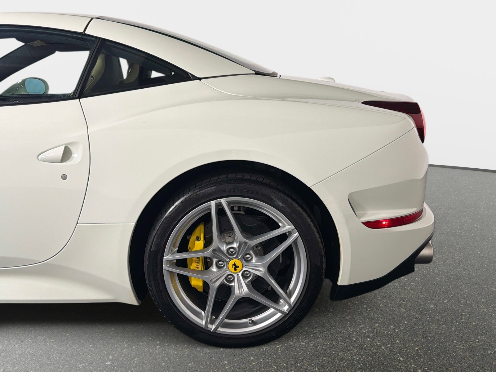 Used 2016 Ferrari California T image 15