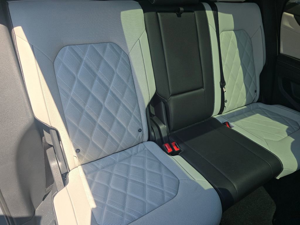 Used 2025 Volkswagen Atlas Cross Sport SEL Premium R-Line AWD/4WD image 23