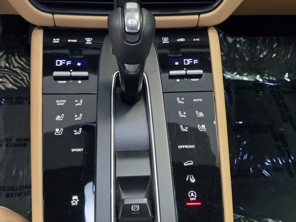 Certified 2025 Porsche Macan image 17