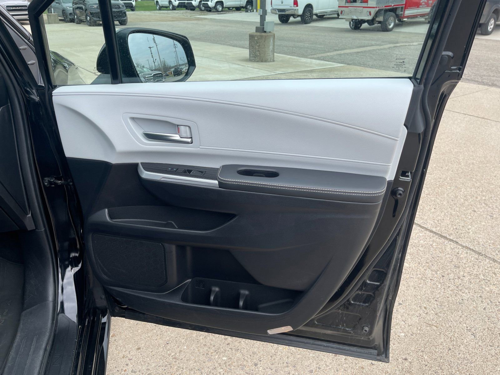 Used 2025 Toyota Sienna XSE w/ XSE Plus Package image 20