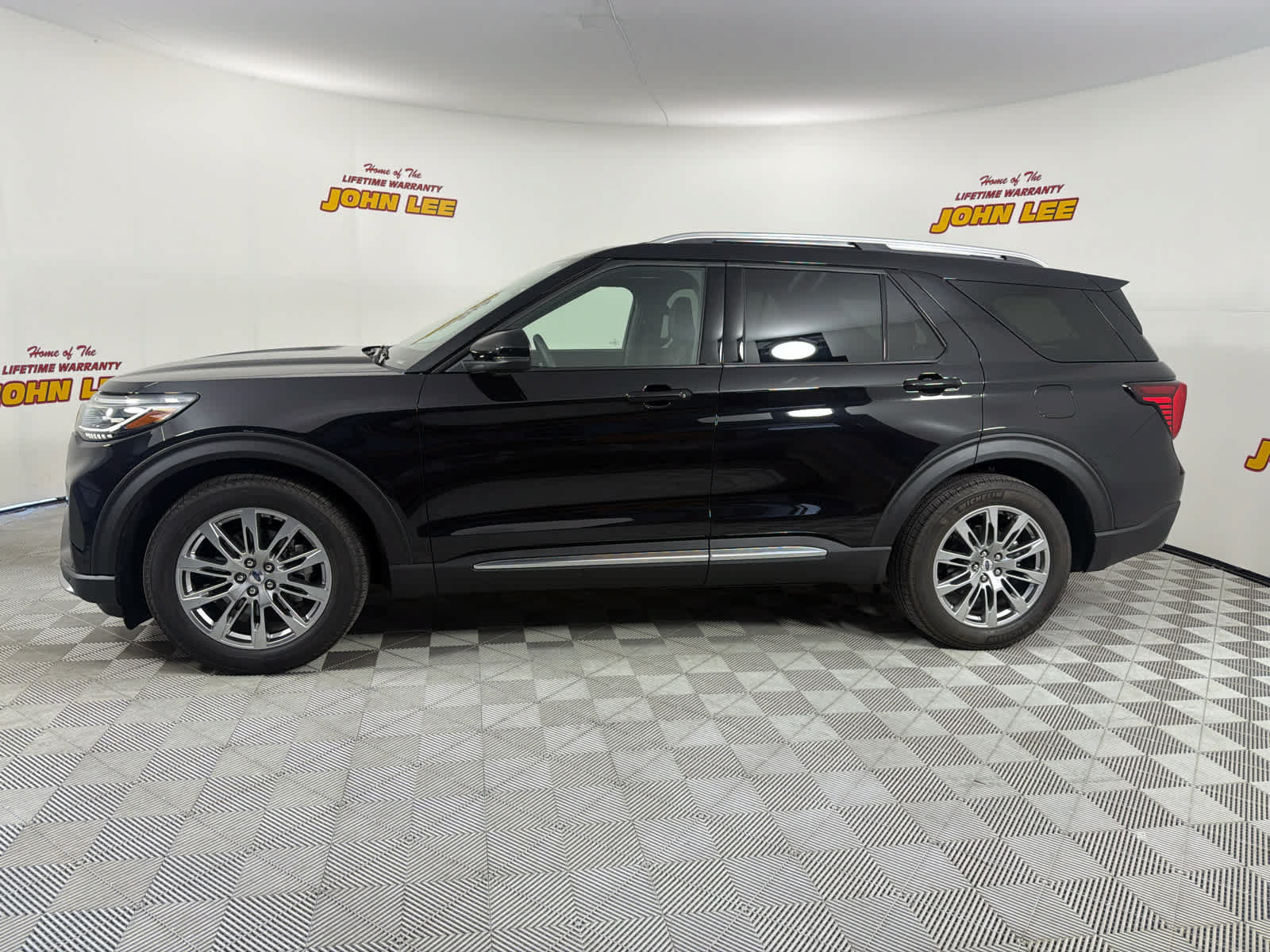 Used 2026 Ford Explorer Platinum RWD image 2