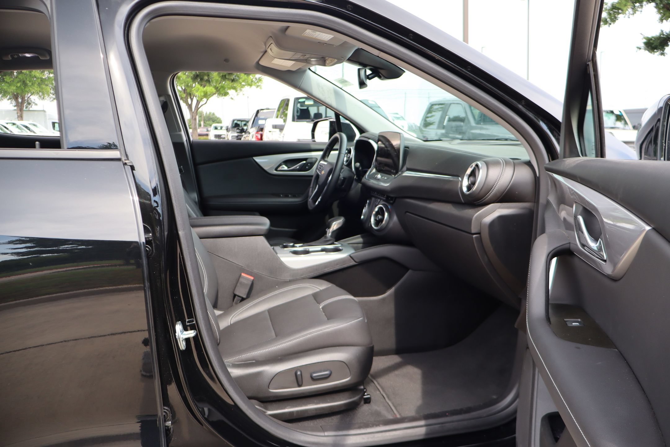 Used 2023 Chevrolet Blazer LT FWD image 28