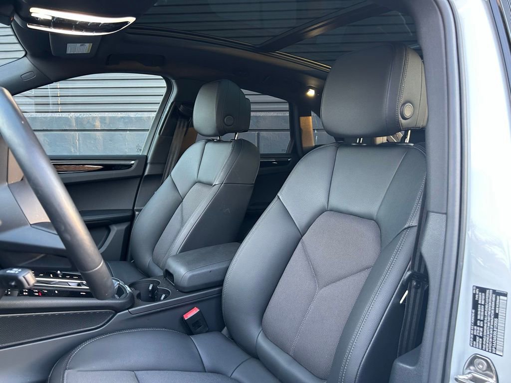Certified 2025 Porsche Macan image 16