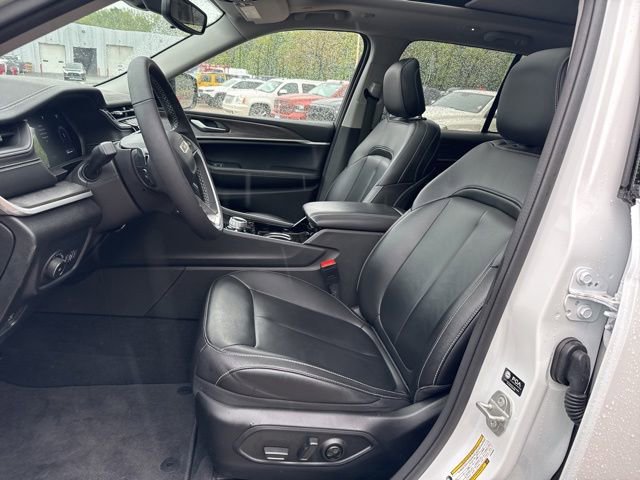 Used 2023 Jeep Grand Cherokee Limited w/ Black Appearance Package AWD/4WD image 13
