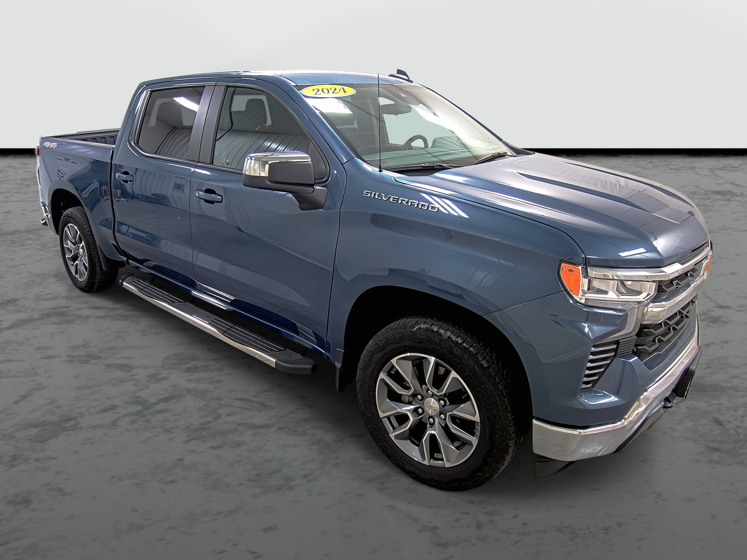 Used 2024 Chevrolet Silverado 1500 LT AWD/4WD image 5