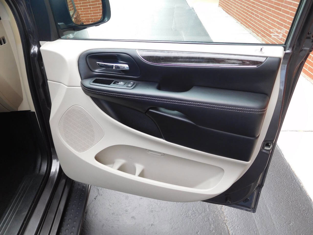 Used 2016 Chrysler Town & Country Touring image 23