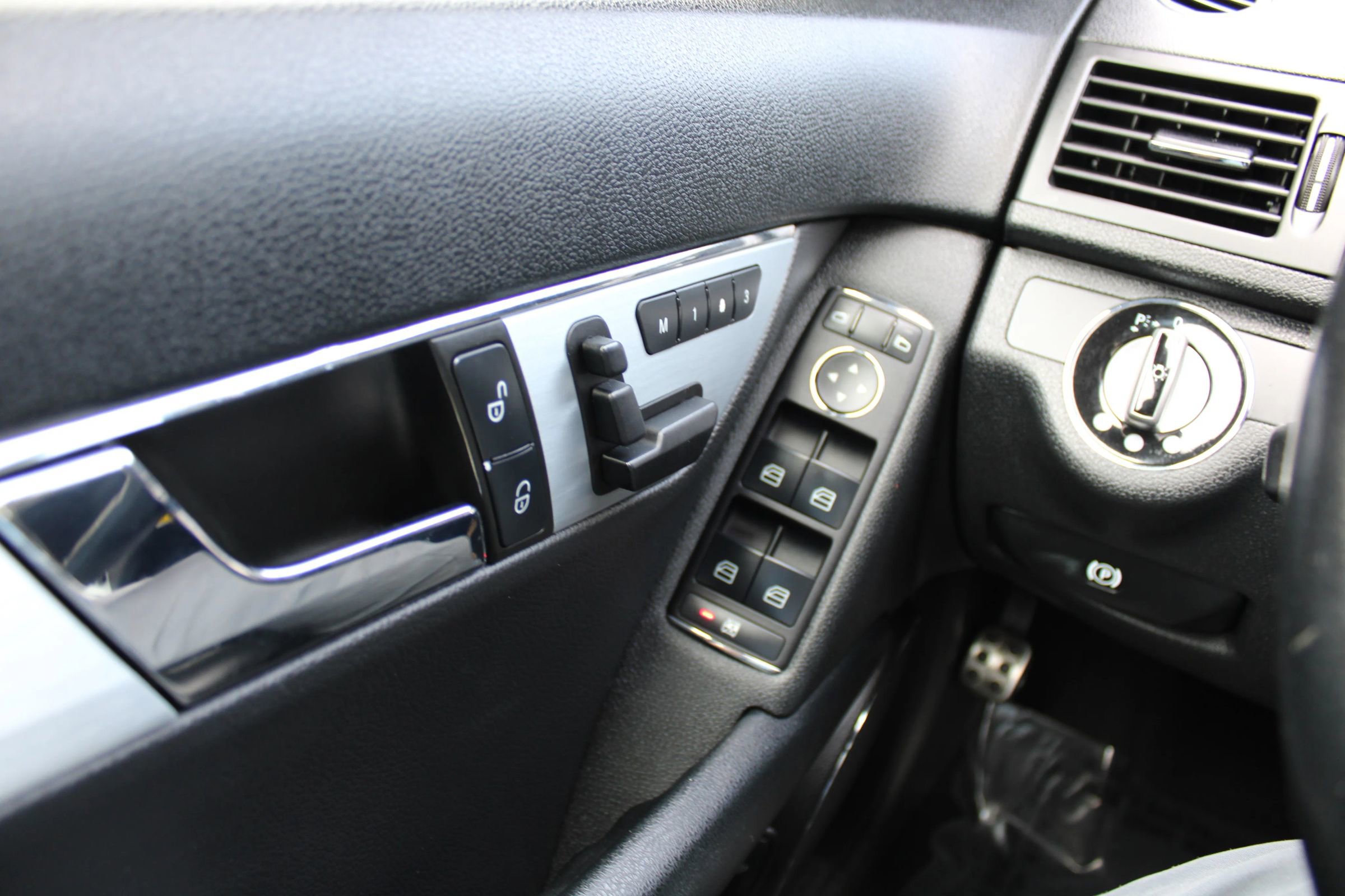 Used 2009 Mercedes-Benz C 300 4MATIC Sedan image 16