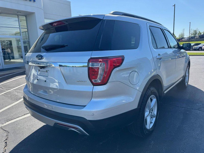 Used 2016 Ford Explorer XLT w/ Equipment Group 202A AWD/4WD image 3
