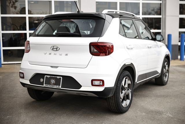 Used 2023 Hyundai Venue Limited image 7