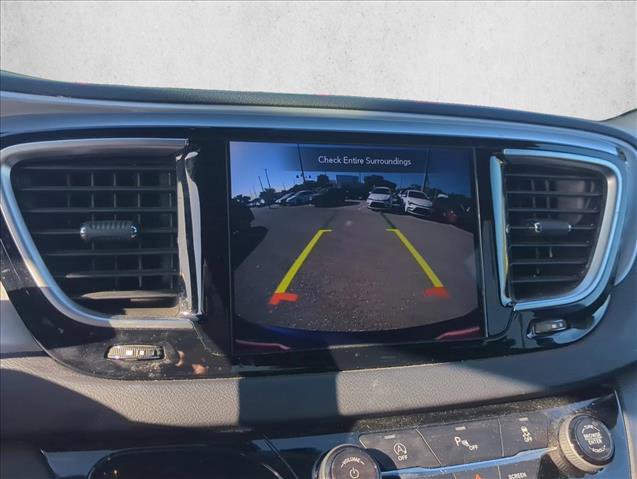 Used 2018 Chrysler Pacifica Touring-L image 20