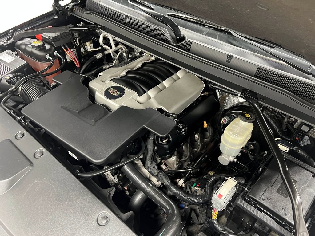 Used 2018 Cadillac Escalade Premium Luxury w/ LPO, Radiant Package AWD/4WD image 32