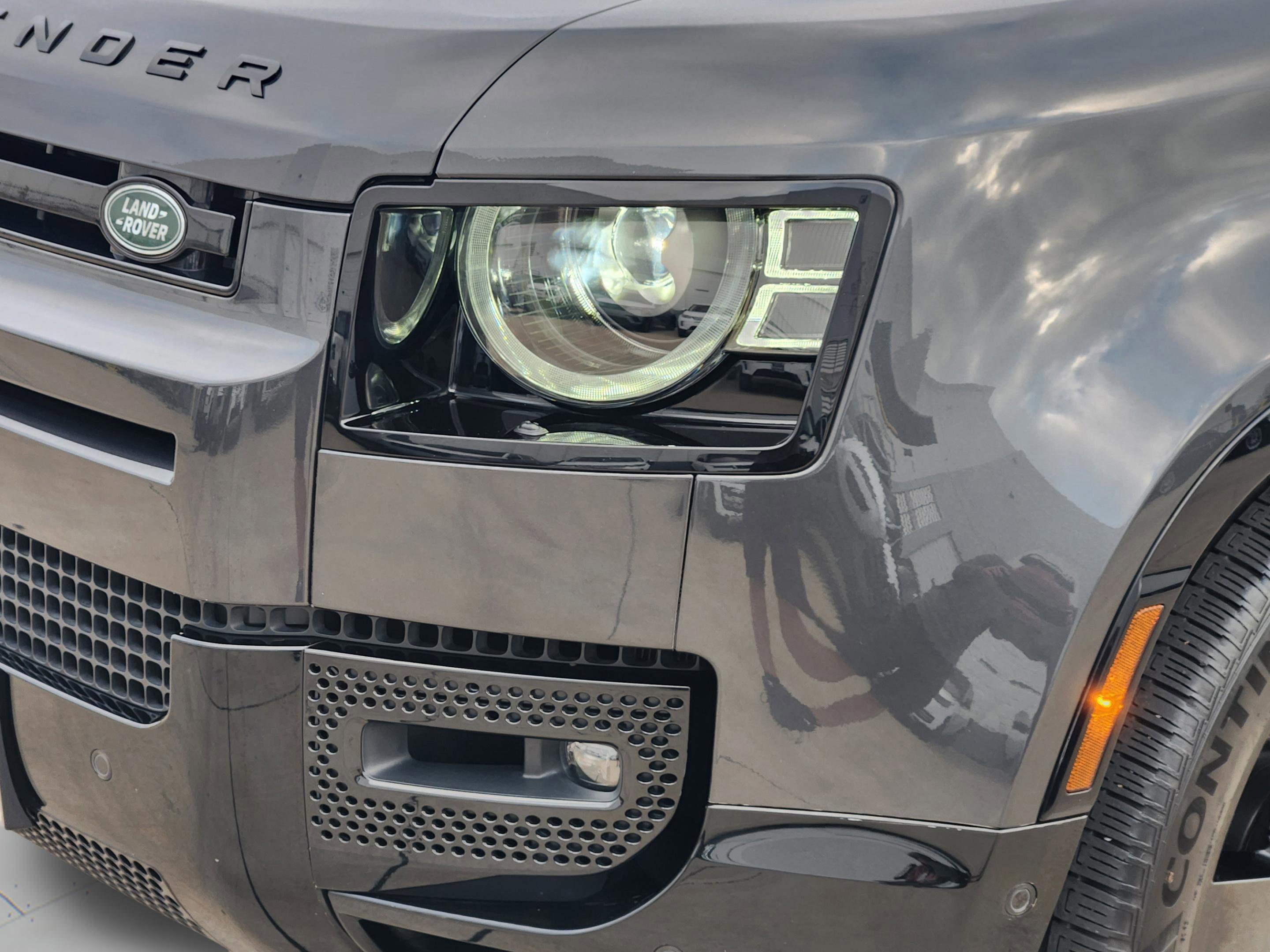 Certified 2025 Land Rover Defender 110 X-Dynamic SE image 9