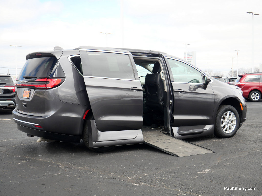 Used 2022 Chrysler Pacifica Touring-L FWD image 8
