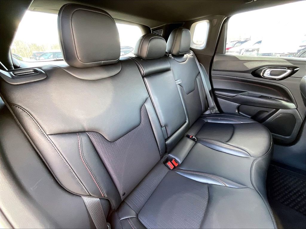 Used 2025 Jeep Compass Trailhawk image 15