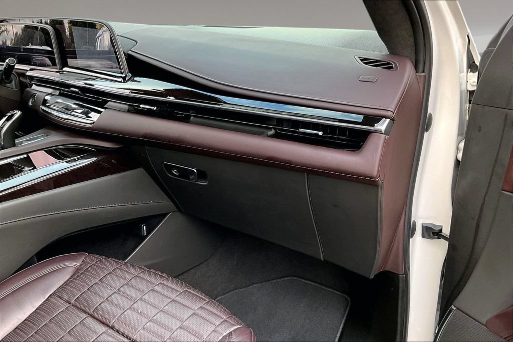 Used 2023 Cadillac Escalade Sport Platinum w/ LPO, ONYX Package AWD/4WD image 16