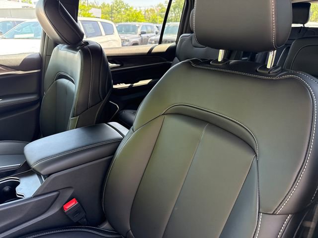 New 2026 Jeep Grand Cherokee L Limited w/ Limited Altitude Package AWD/4WD image 11