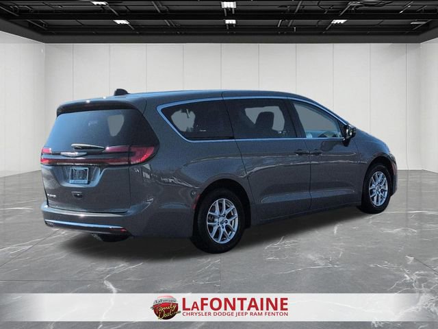 Used 2023 Chrysler Pacifica Touring-L FWD image 5