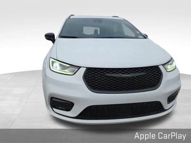 Used 2025 Chrysler Pacifica Limited image 3