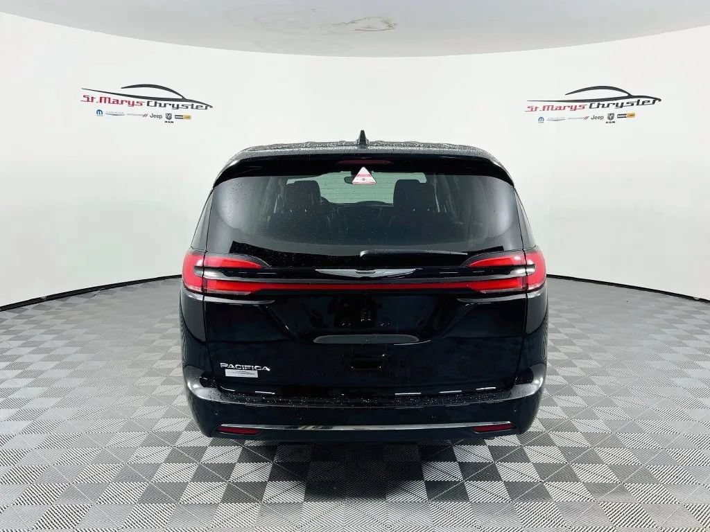 Used 2024 Chrysler Pacifica Touring-L FWD image 7