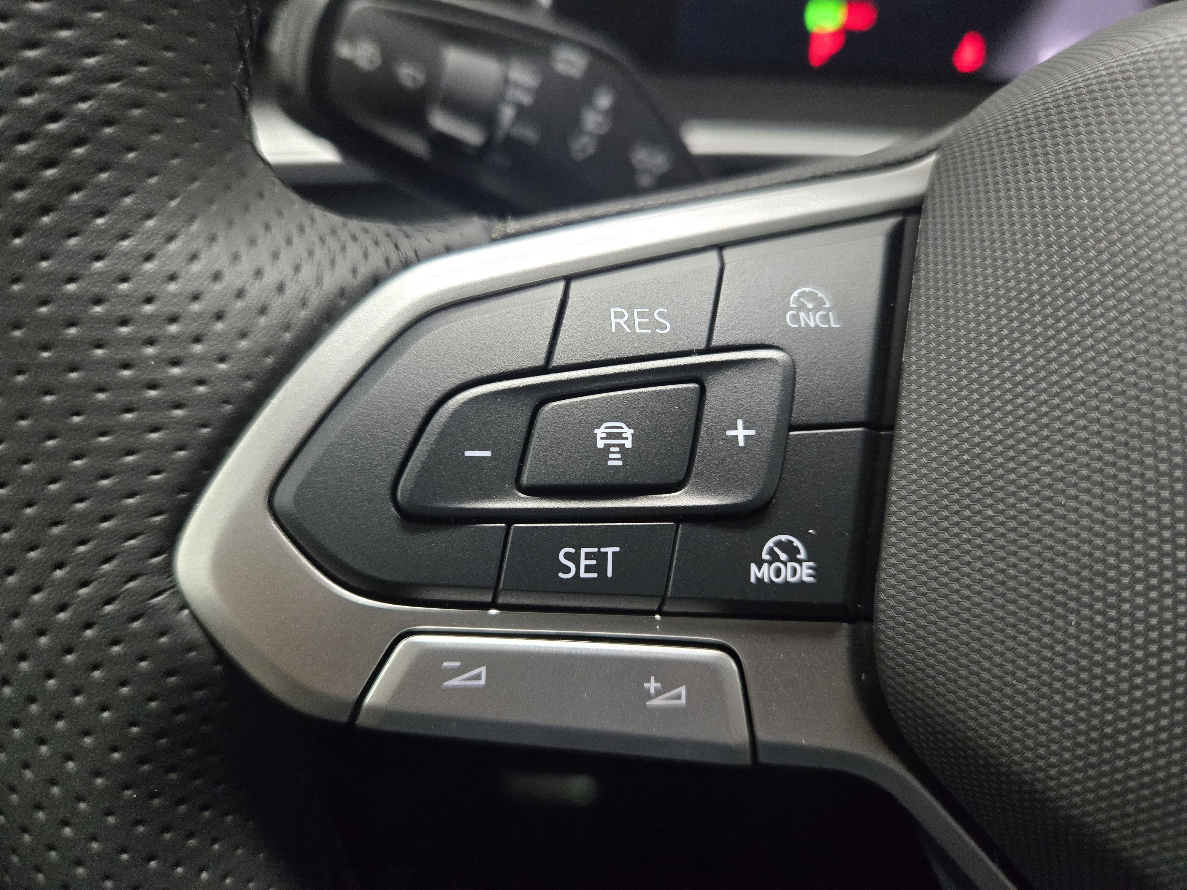 New 2025 Volkswagen Tiguan SE R-Line image 26