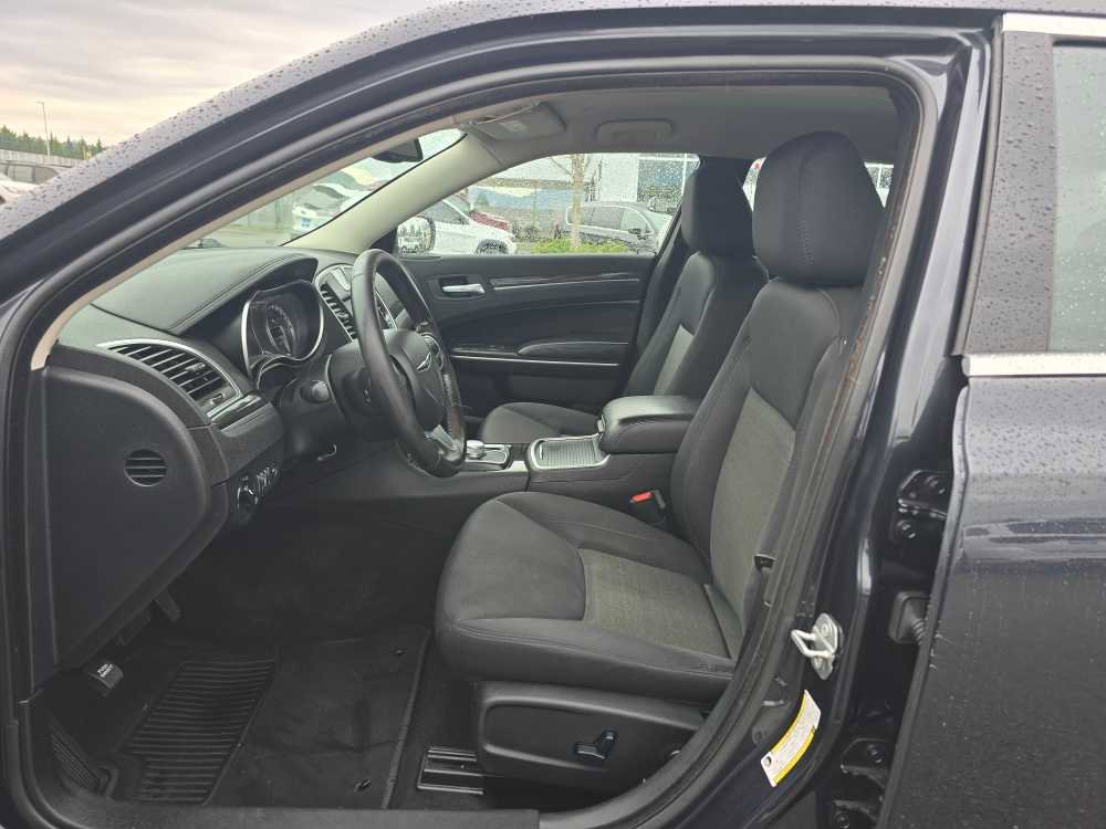 Used 2019 Chrysler 300 Touring w/ Driver Convenience Group image 9