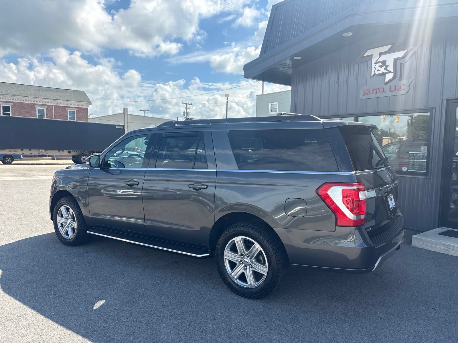 Used 2021 Ford Expedition Max XLT AWD/4WD image 2