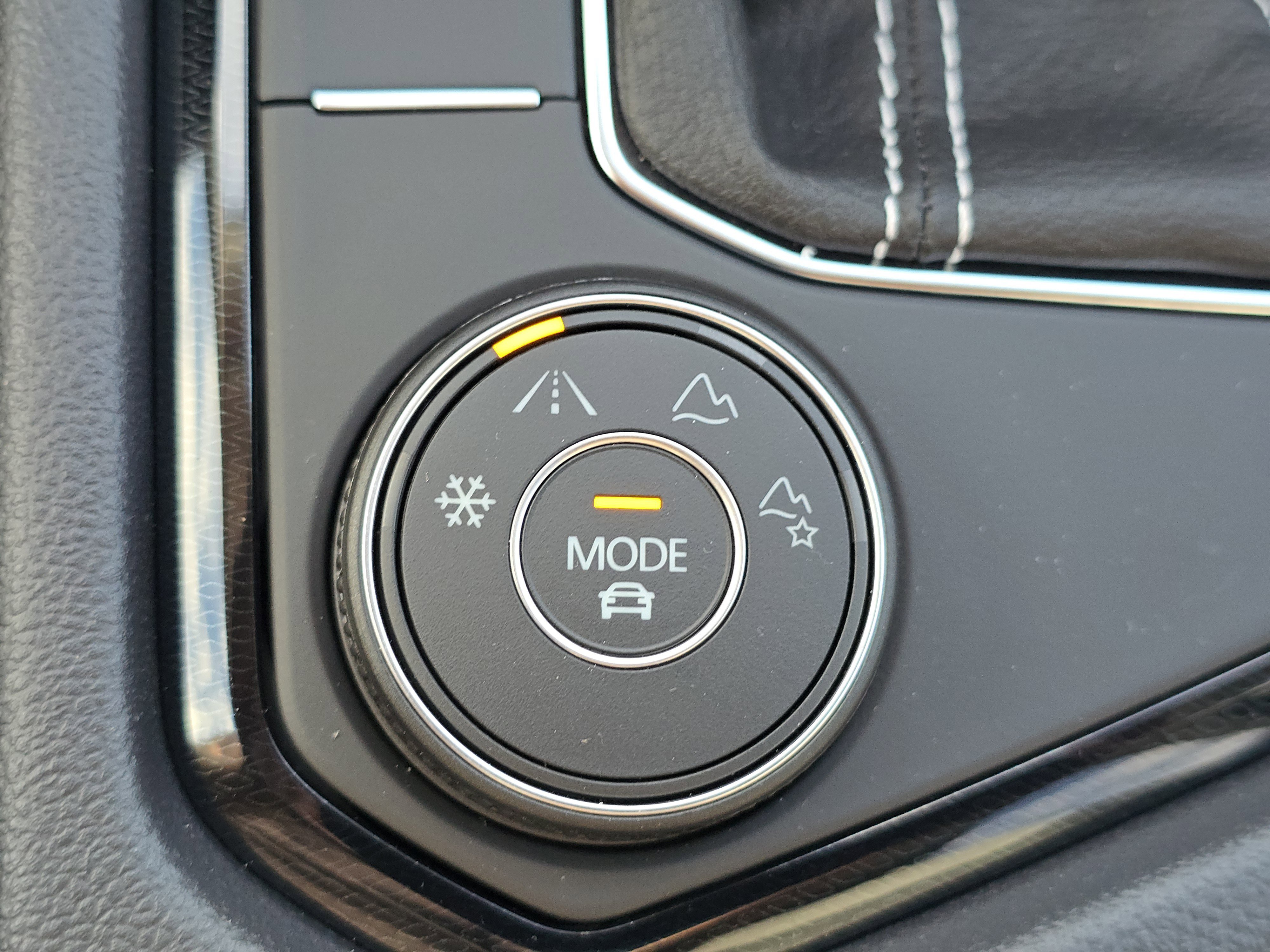 New 2025 Volkswagen Taos SEL image 27