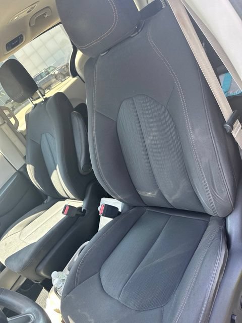 Used 2017 Chrysler Pacifica Touring w/ Tire & Wheel Group FWD image 11