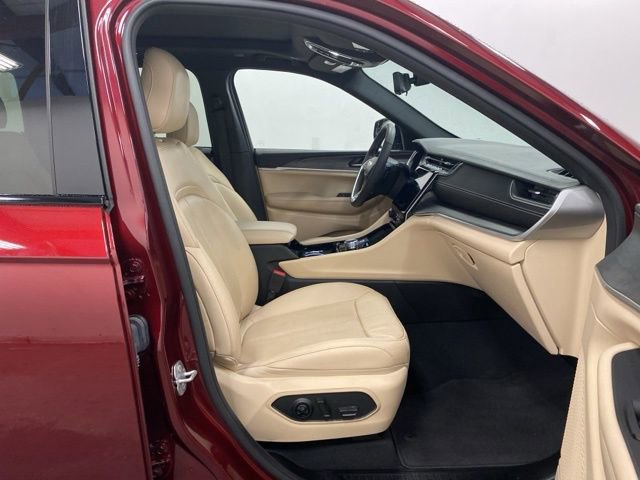 Used 2023 Jeep Grand Cherokee Limited w/ Luxury Tech Group II image 28