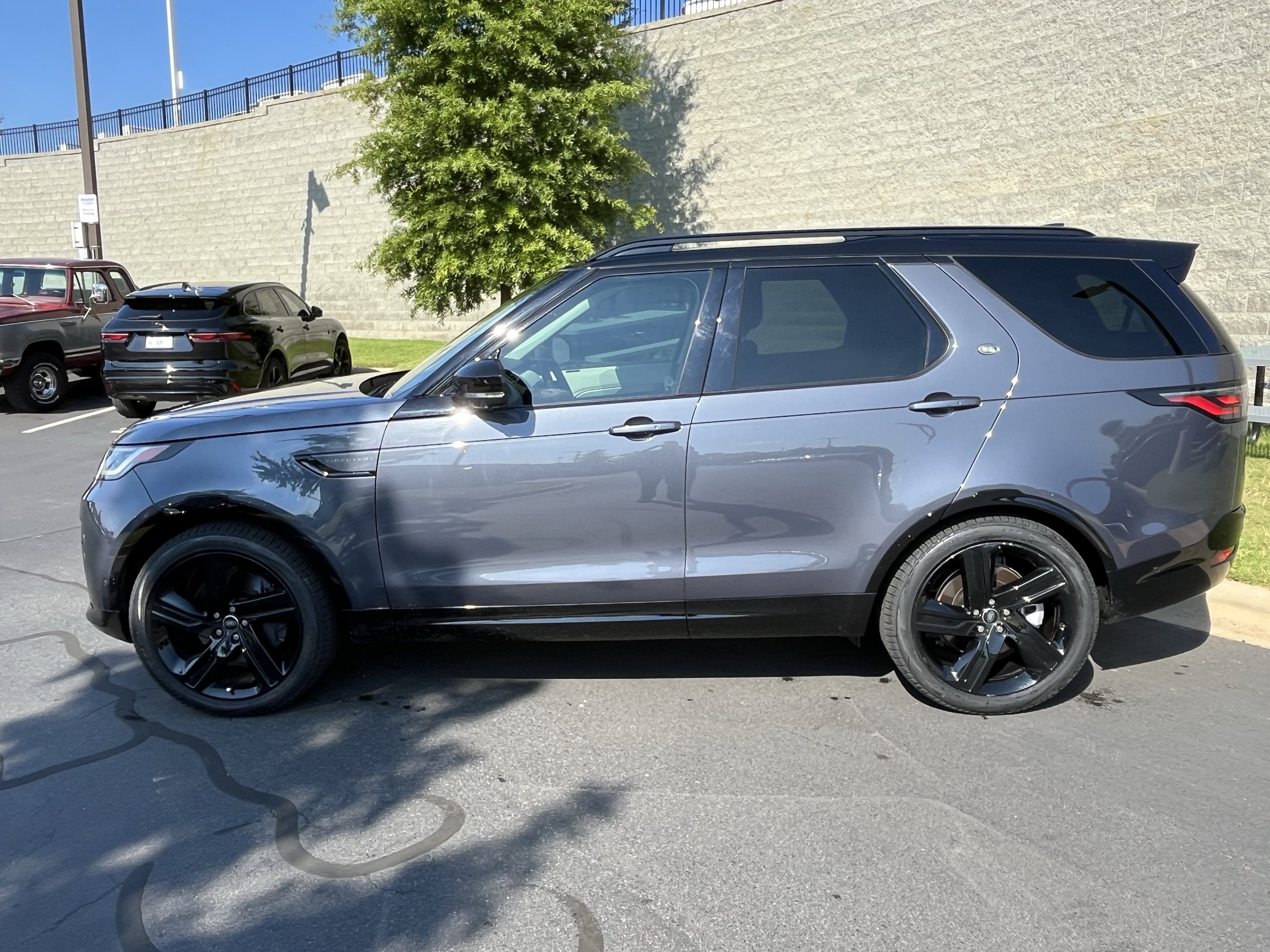 Used 2025 Land Rover Discovery Dynamic SE AWD/4WD image 5
