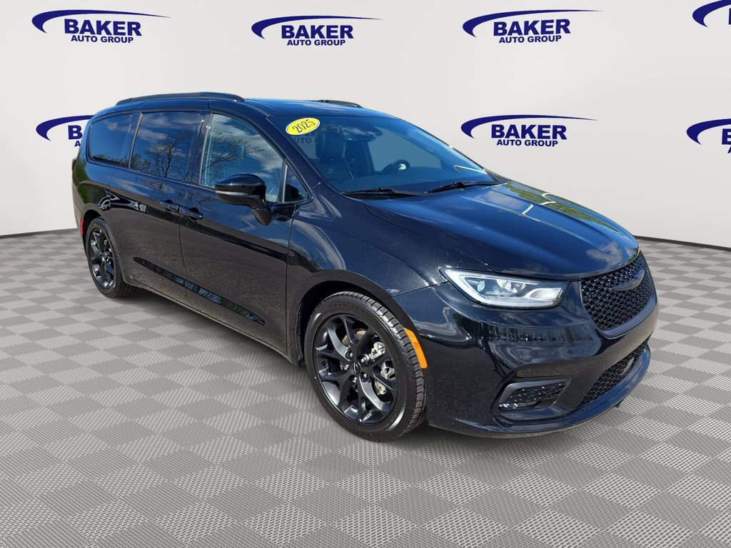 Used 2025 Chrysler Pacifica Limited FWD image 3