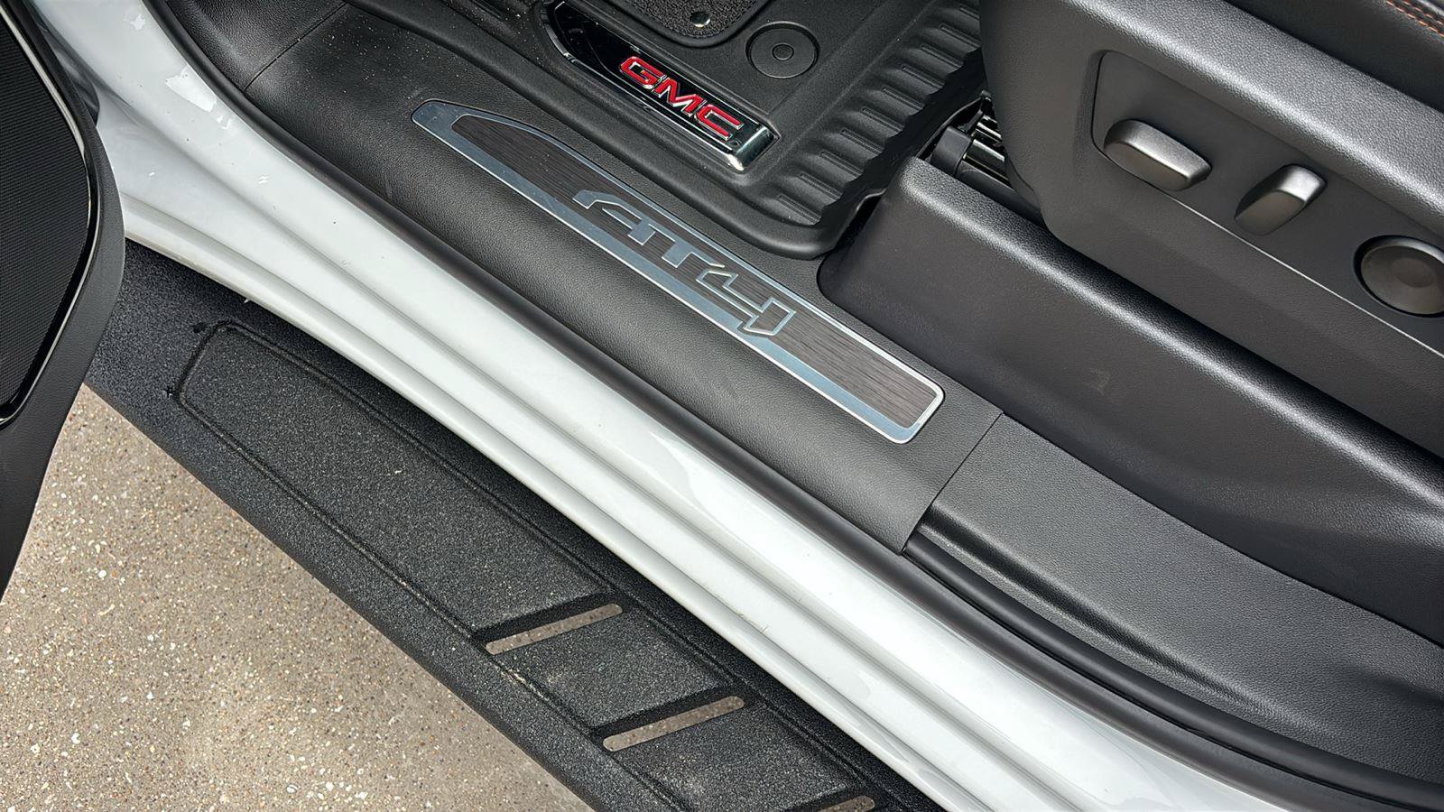 New 2026 GMC Sierra 1500 AT4 w/ AT4 Premium Package AWD/4WD image 17
