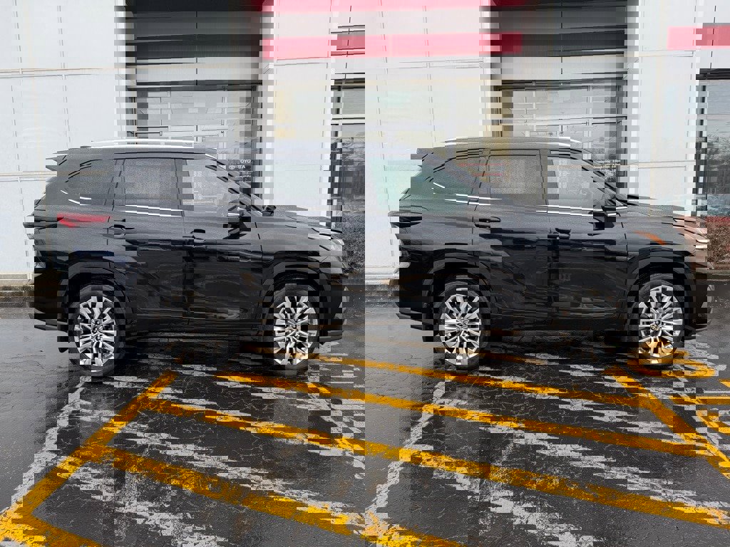 New 2026 Toyota Highlander Platinum image 4