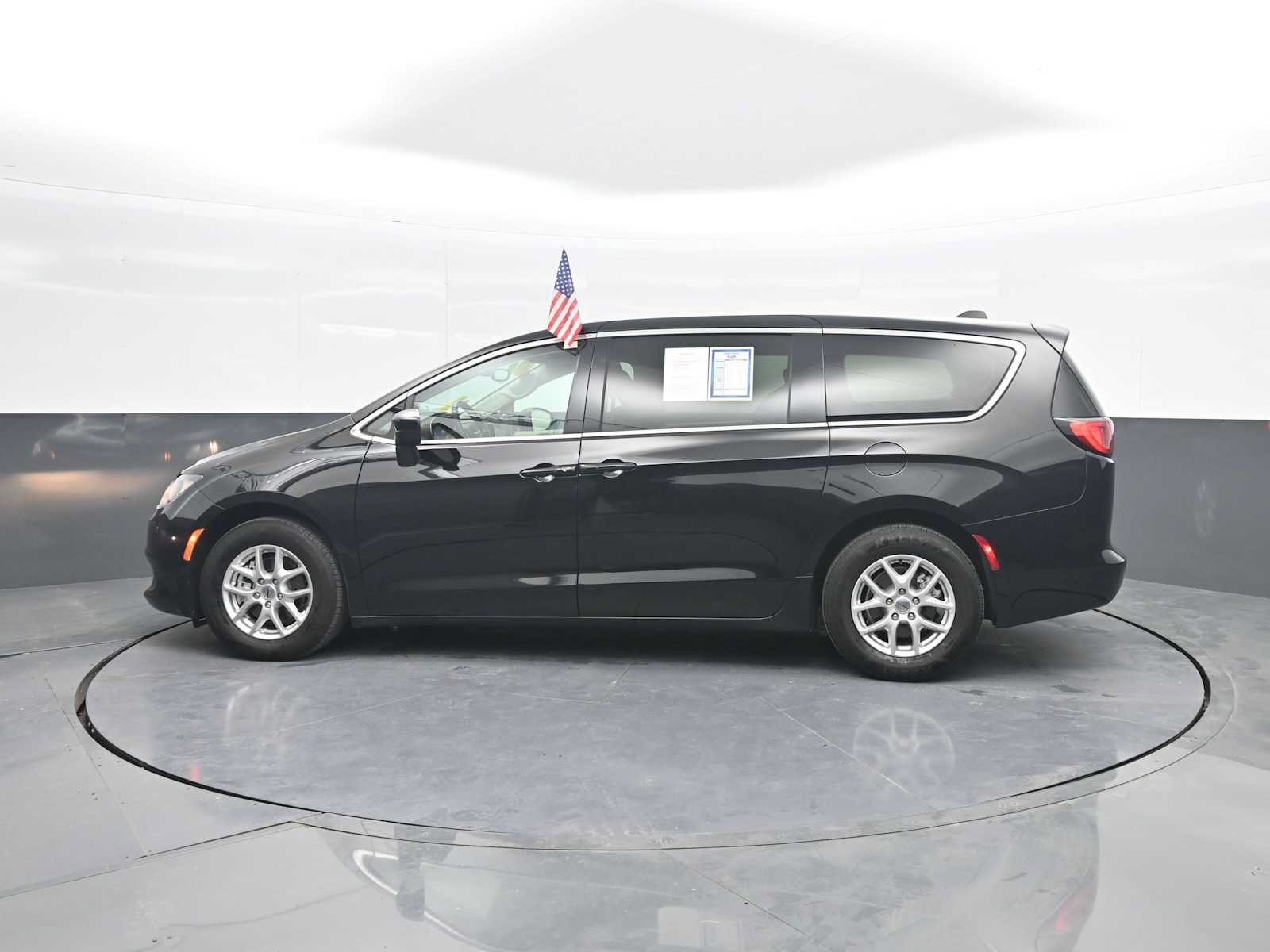 Used 2024 Chrysler Voyager LX FWD image 5