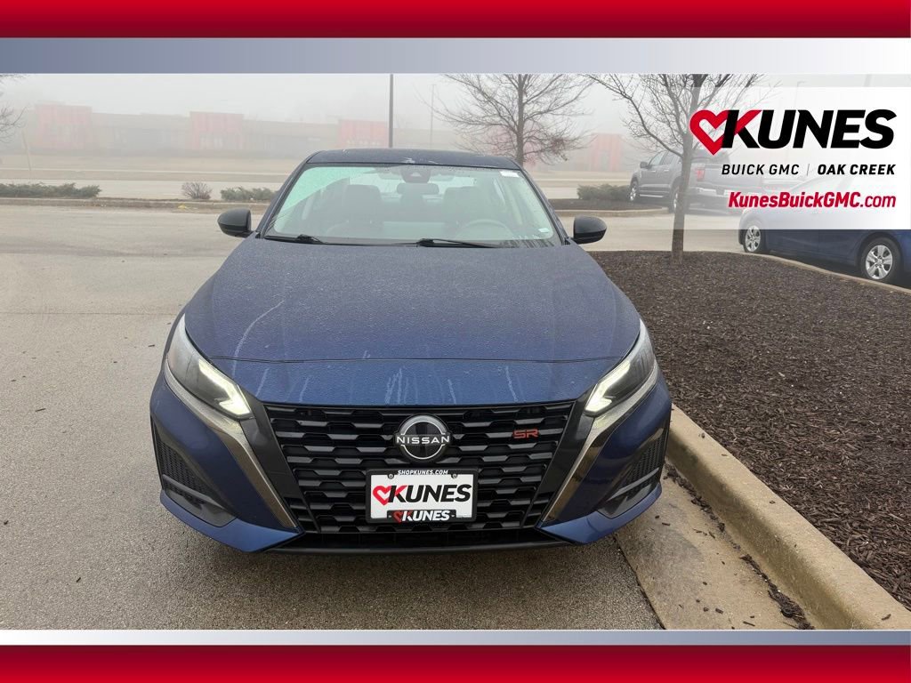 Used 2023 Nissan Altima 2.5 SR w/ SR Premium Package FWD image 3