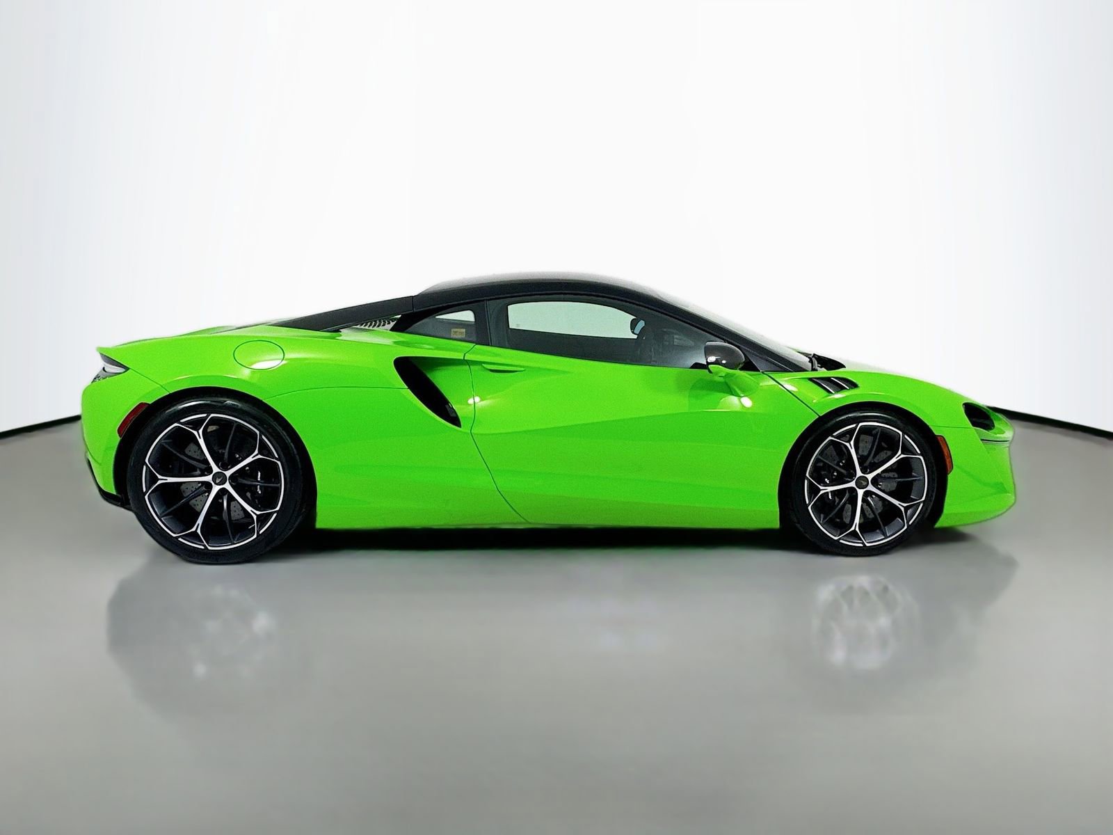 Used 2025 McLaren Artura image 8