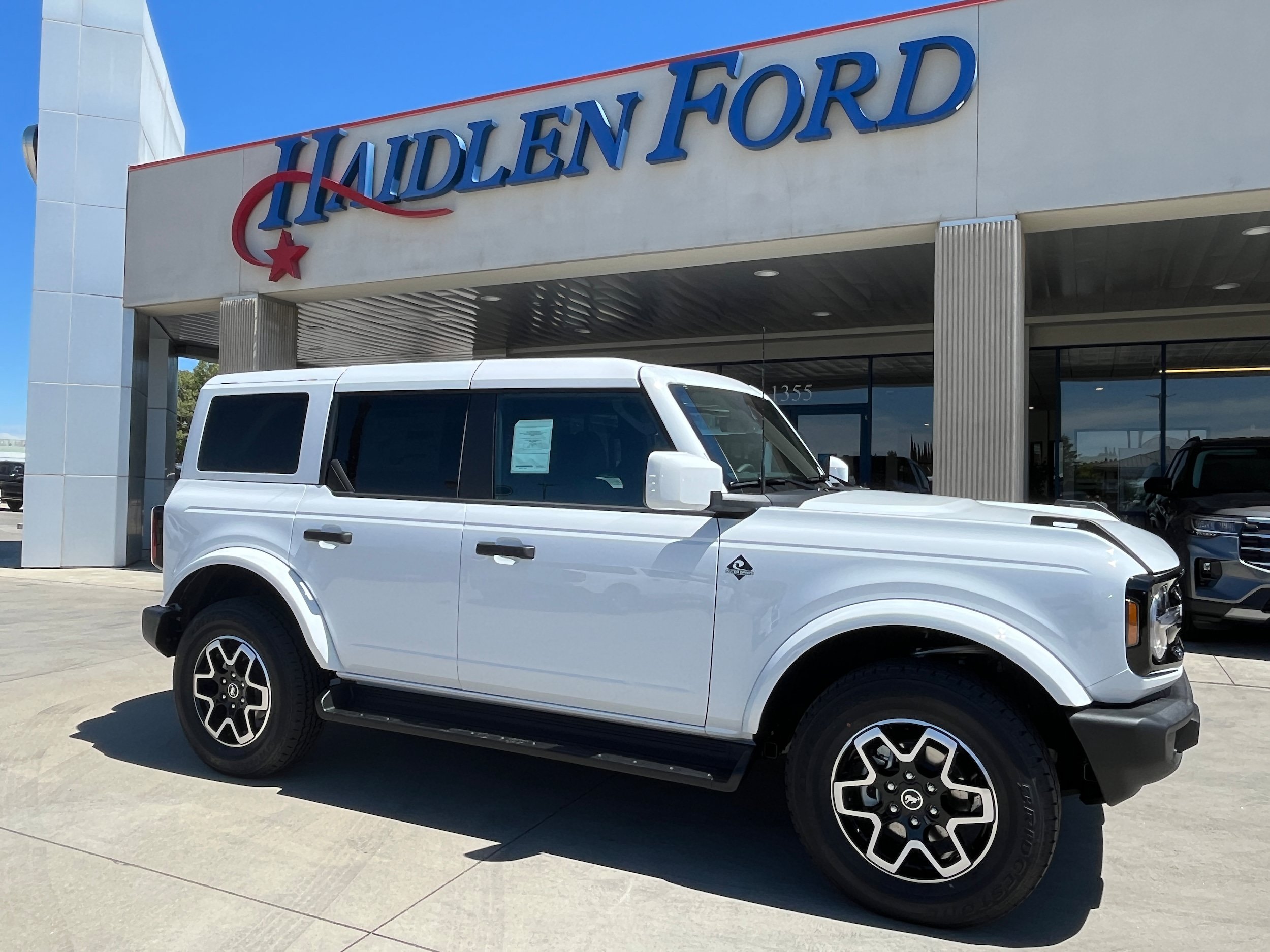 New 2026 Ford Bronco Outer Banks AWD/4WD image 1