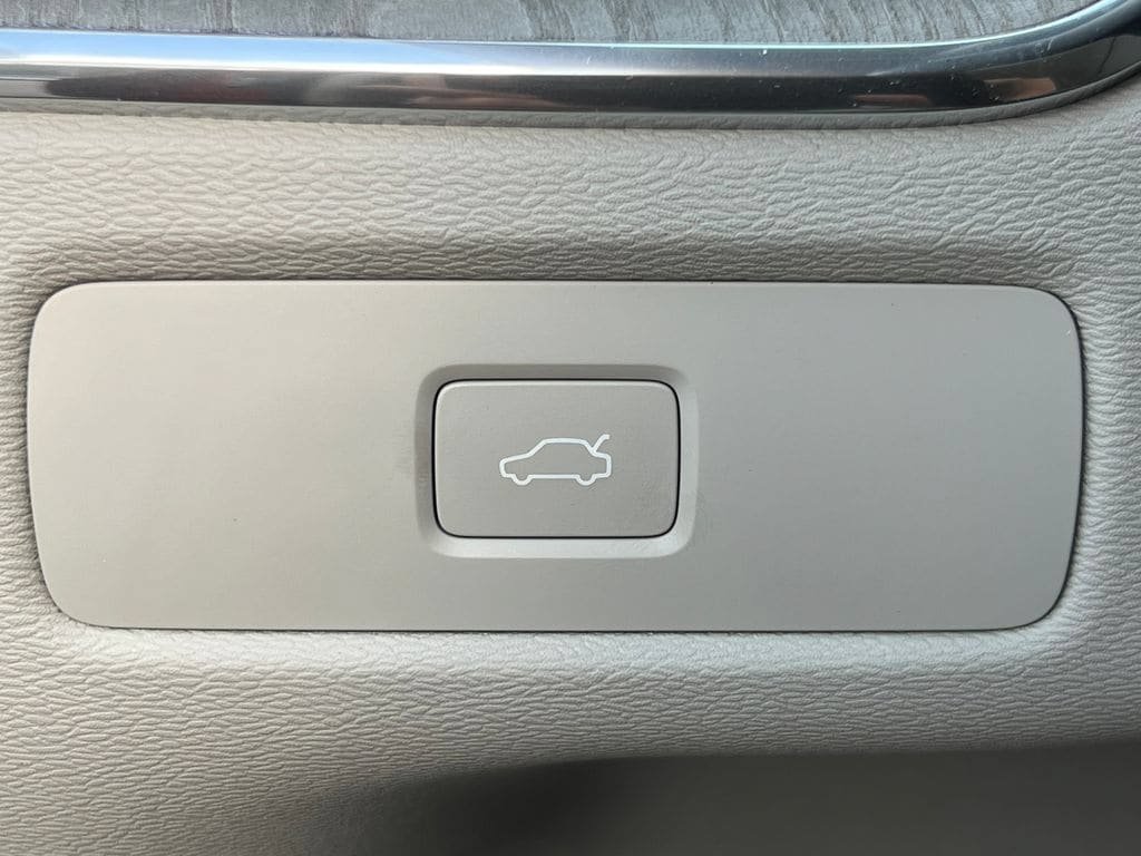 Used 2025 Volvo XC60 B5 Ultra AWD/4WD image 16
