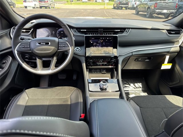 New 2025 Jeep Grand Cherokee L Altitude image 2