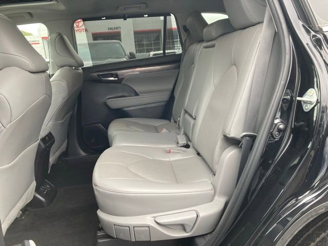 Used 2023 Toyota Highlander Limited image 16