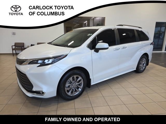 Used 2024 Toyota Sienna XLE FWD image 3
