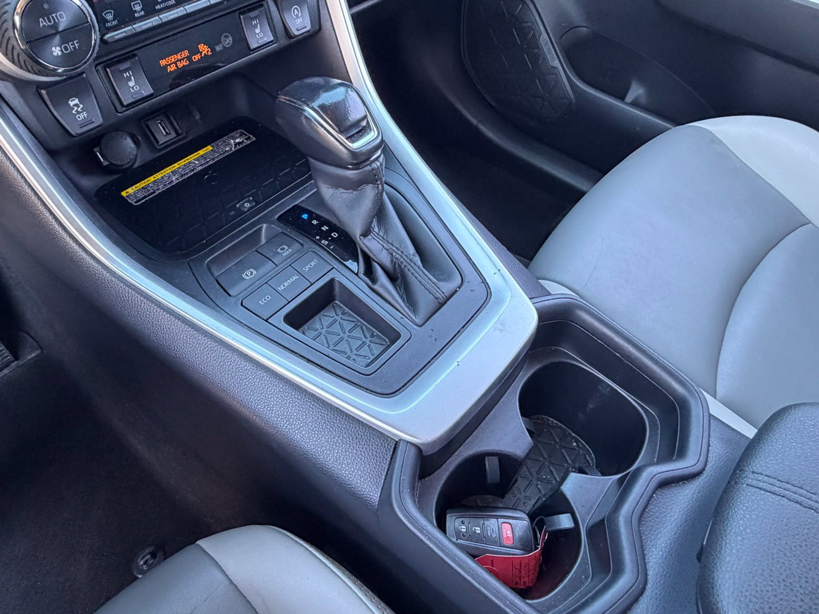 Used 2020 Toyota RAV4 XLE Premium FWD image 23