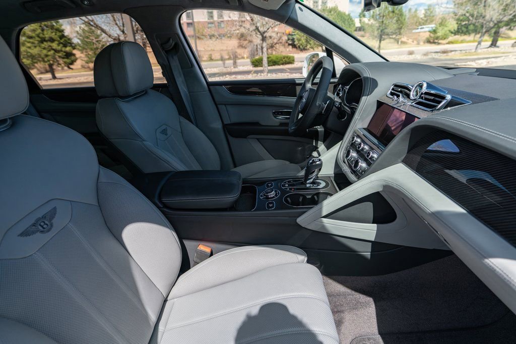 Used 2025 Bentley Bentayga image 50