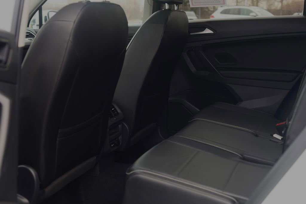 Used 2021 Volkswagen Tiguan SE w/ Panoramic Sunroof Package image 23