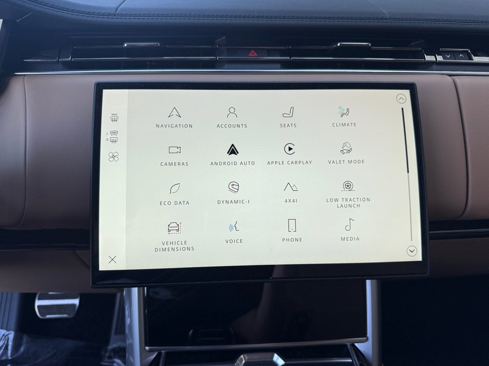 Used 2025 Land Rover Range Rover SE image 12